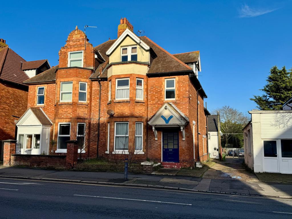 Lot: 129 - FREEHOLD ARRANGED AS TWO DWELLINGS WITH PARKING - Front of property